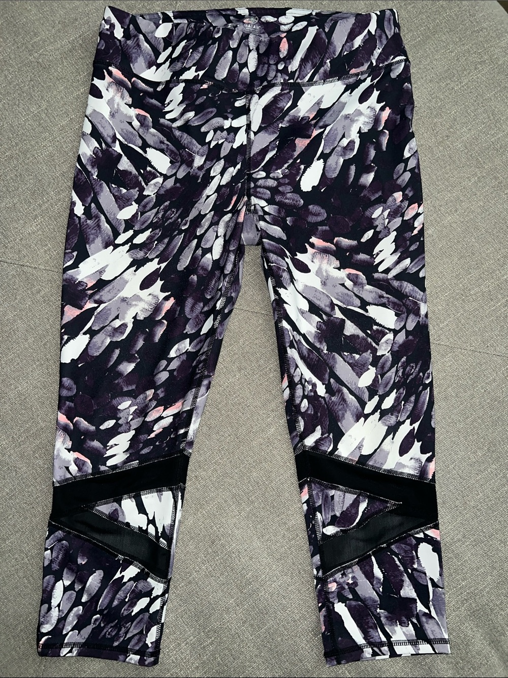 GAIAM Capri Yoga Leggings in Purple Brushstroke - Large